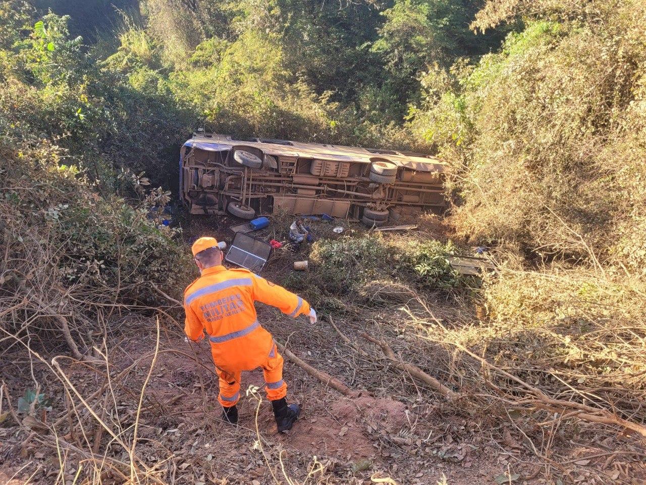 Ônibus com trabalhadores rurais cai em despenhadeiro na BR 262; uma pessoa  morre