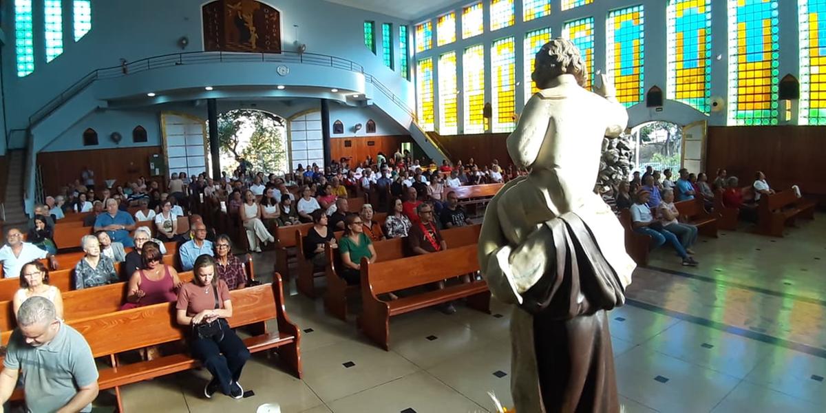 Igreja de São Cristóvão recebeu fieis desde cedo, para celebrar o dia do padroeiro dos motoristas (Maurício Vieira / Hoje em Dia)