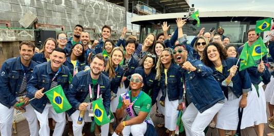 Isaquias Queiroz, da canoagem, ao centro e de óculos com o símbolo da Olimpíada, foi um dos porta-bandeiras do Time Brasil na cerimônia (Divulgação / Instagram Time Brasil)