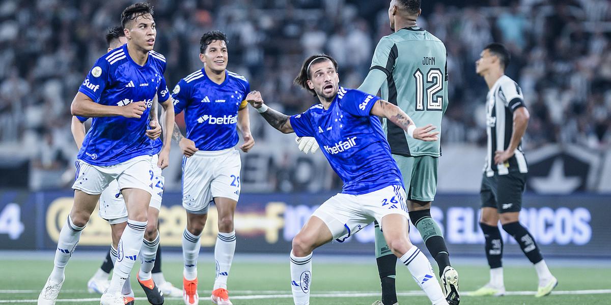 Lautaro marca o primeiro gol com a camisa do Cruzeiro no duelo contra o Botafogo (Gustavo Aleixo/Cruzeiro)