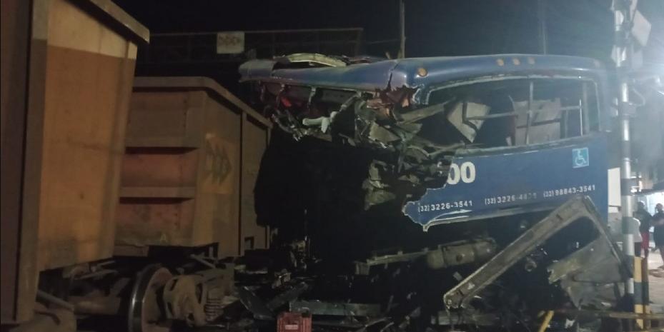 Ônibus com problema mecânico é atingido por trem e fica destruído em Minas