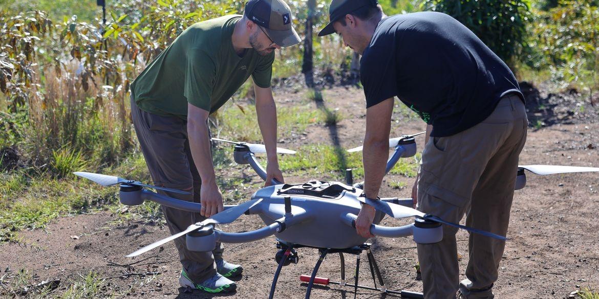 Competidores do Xprize Rainforest testam equipamentos (Fabio Rodrigues-Pozzebom/Agência Brasil)