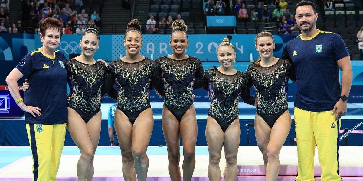 Time Brasil Olimpíadas. Da esquerda para a direita: Julia Soares, Lorrane Oliveira, Rebeca Andrade, Flávia Saraiva e Jade Barbosa (CBG / Divulgação)