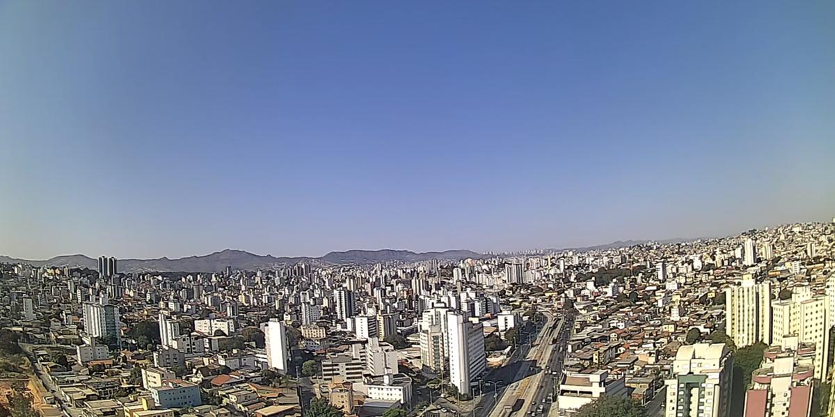 Belo Horizonte amanheceu com o céu limpo nesta terça-feira, mas nuvens devem aparecer a partir da tarde (Clima ao Vivo/Reprodução)