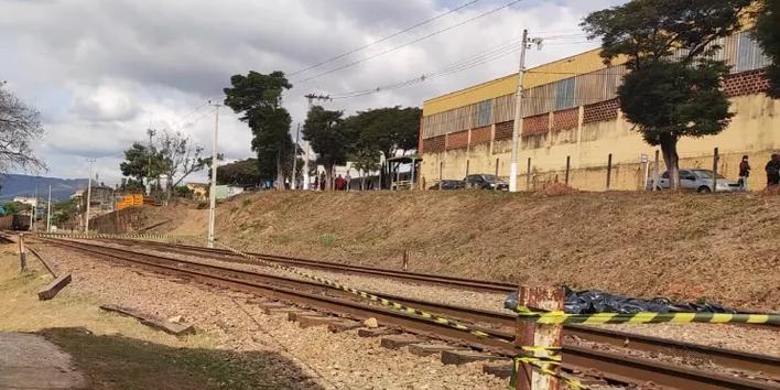 Vítima foi assassinada em cima da linha de trem, em Sarzedo (PMMG/Divulgação)