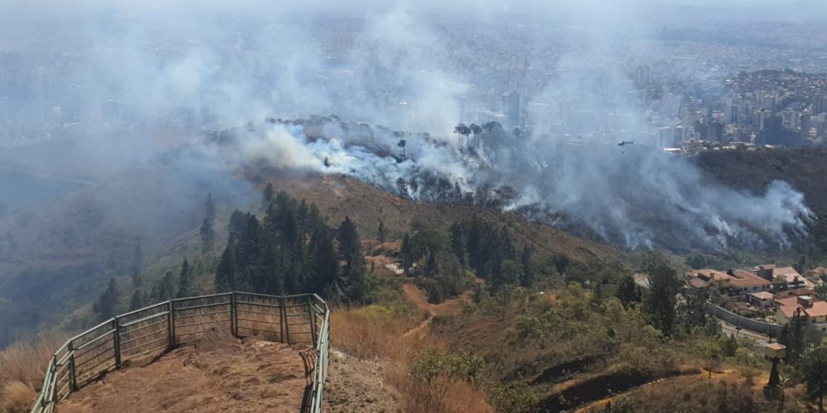 Bombeiros levaram mais de 5h para combater incêndio na Serra do Curral, em BH (Divulgação / CBMMG)