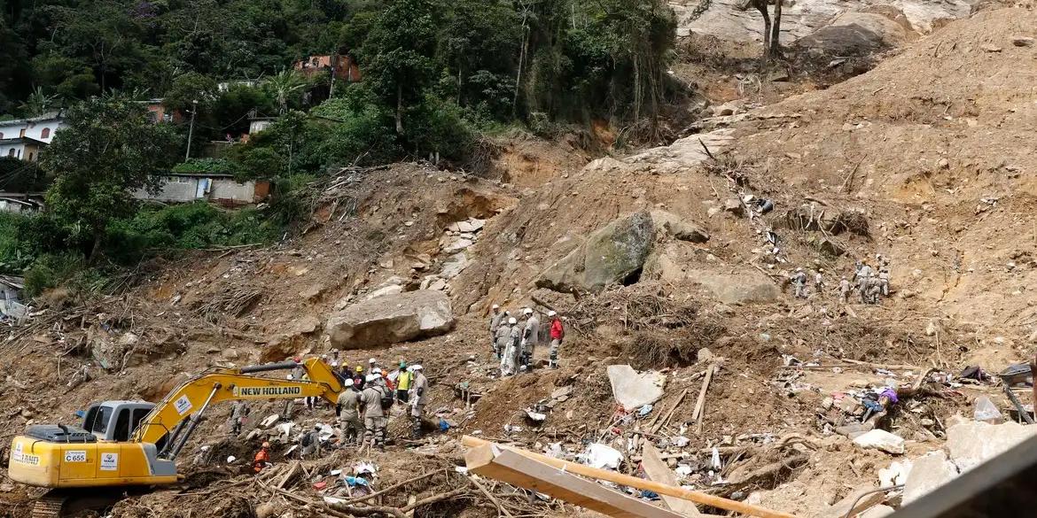 Deslizamento de terra no Morro da Oficina, Petrópolis (Fernando Frazão/Agência Brasil)