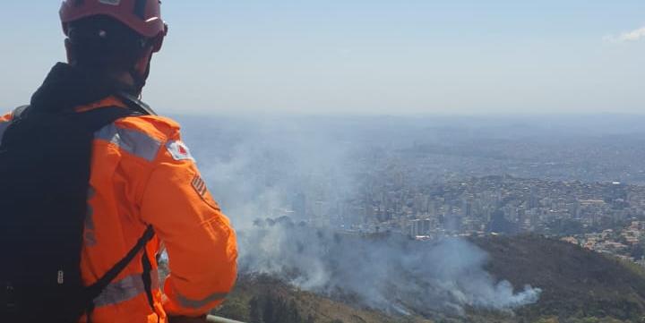 Bombeiros demoraram cinco horas para conseguir debelar o fogo na Serra do Curral (Divulgação / CBMMG)