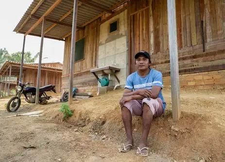 Cacique André Karipuna posa para foto após ato para marcar o fim da desintrusão da Terra Indígena Karipuna, na Aldeia Panorama (Bruno Peres/Agência Brasil)