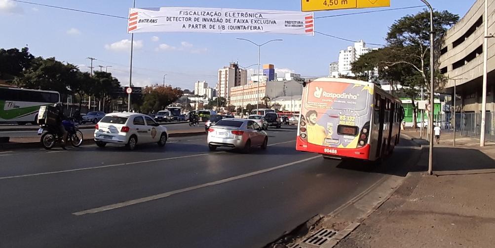 Faixas foram colocadas nos locais onde os novos radares vão começar a operar, como na Avenida dos Andradas, no Centro da capital (Maurício Vieira)