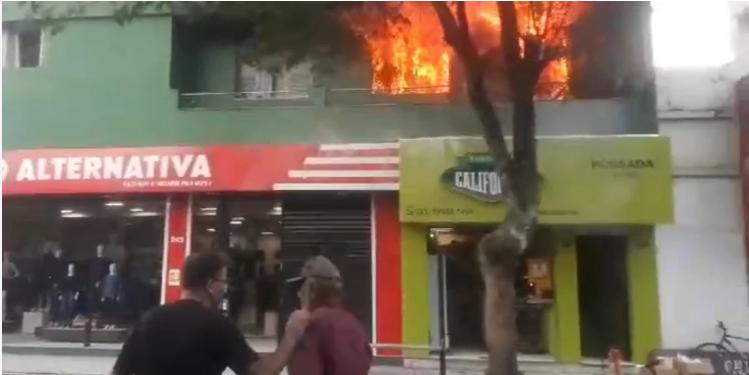 O incêndio teria começado no segundo andar da pousada (Reprodução / redes sociais)