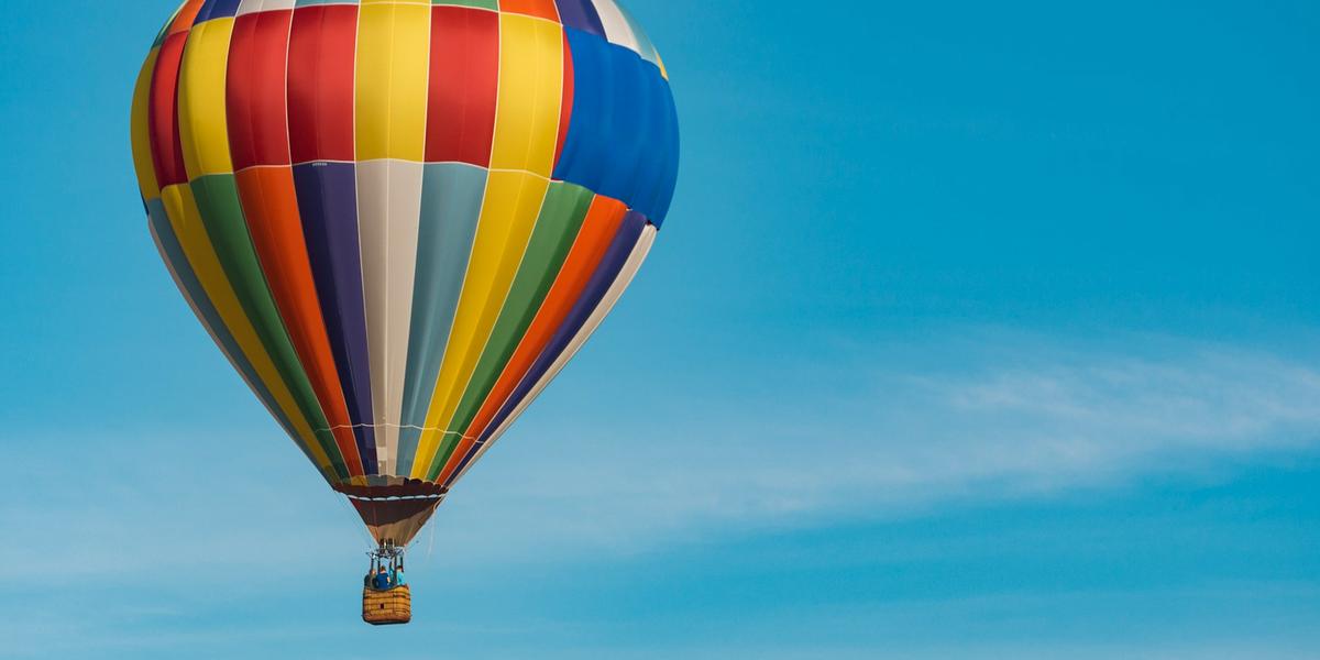 No passeio de balão ao amanhecer, turista pode observar os lagos, a fauna e os horizontes das cidades e atrações da região (Aaron Burden via Unsplash)