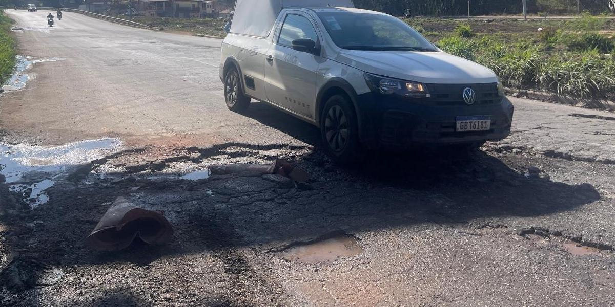 Cratera causa acidentes e congestionamentos na MG-020, Nordeste de BH (Valéria Marques/Hoje em Dia)