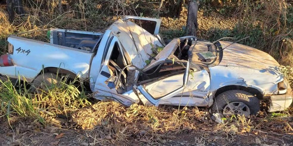 Caminhonete rodou na pista, atingiu um terceiro veículo e só foi parar quando atingiu uma árvore na sequência (Divulgação / CBMMG)