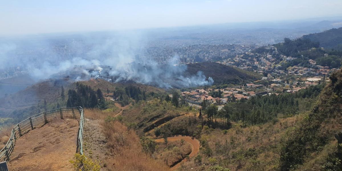 Queimadas afetam diversas áreas vegetais de Minas  (Bombeiros/Divulgação)