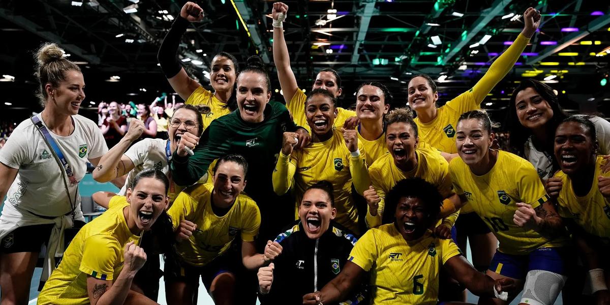 Handebol feminino comemorou bastante a vitória (Alexandre Loureiro/COB)