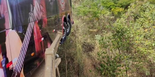 Por pouco ônibus não caiu da ponte (Redes Sociais/Reprodução)