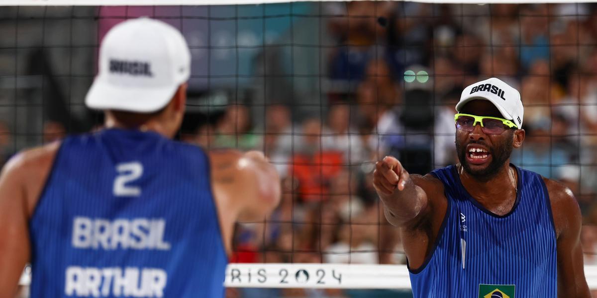 Brasileiros avançam às quartas no vôlei de praia (Luiza Moraes/COB)