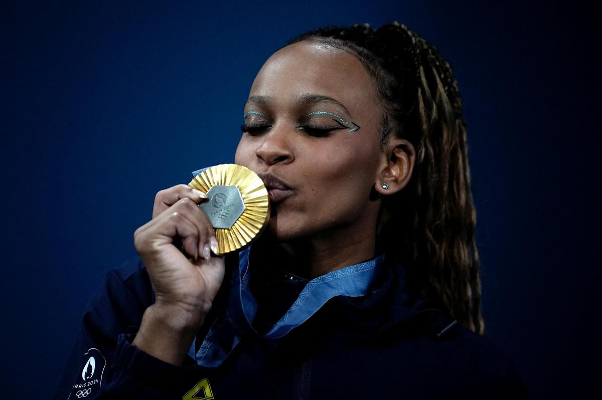 Rebeca Andrade beija medalha de ouro (Alexandre Loureiro / COB)