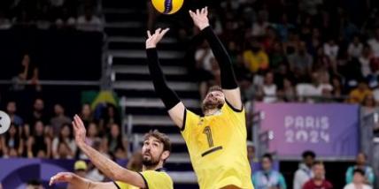 Bruninho e Lucão em lance de jogo da seleção brasileira de vôlei masculino, que deu adeus aos Jogos Olímpicos (Reprodução / Instagram Time Brasil)