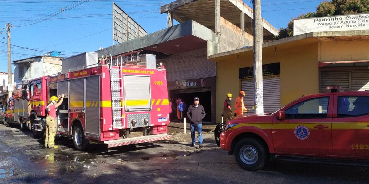 Bombeiros combatem incêndio em sorveteria de Ibirité, na Grande BH (Corpo de Bombeiros/Divulgação)