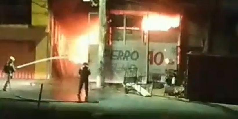 Incêndio destrói galpão no bairro Santa Mônica, na região da Pampulha, em BH (Divulgação/ CBMMG)