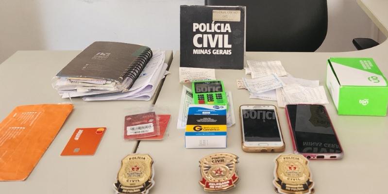 Polícia Civil apreendeu celulares, cartões e remédios da suspeita (ASCOM-PCMG)