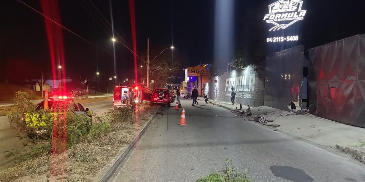 Veículo era conduzida pela jovem, que foi socorrida no Hospital Municipal de Contagem (Transcon/Reprodução)