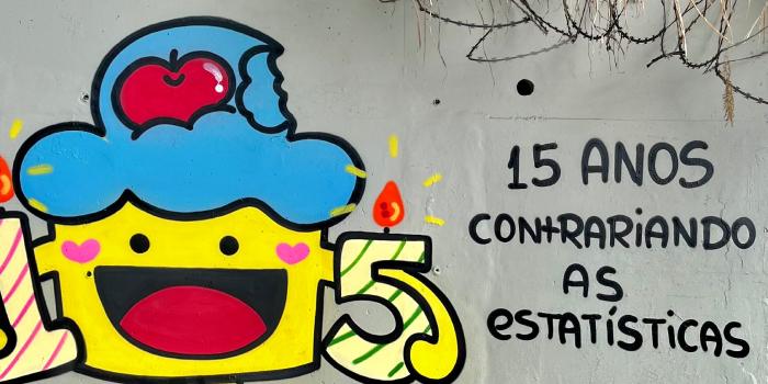 Com um toque de humor e atualidade, o Bolinho se tornou uma figura reconhecida, trazendo cores vivas e mensagens bem humoradas para muros e viadutos de BH (Museu Mineiro/Divulgação)