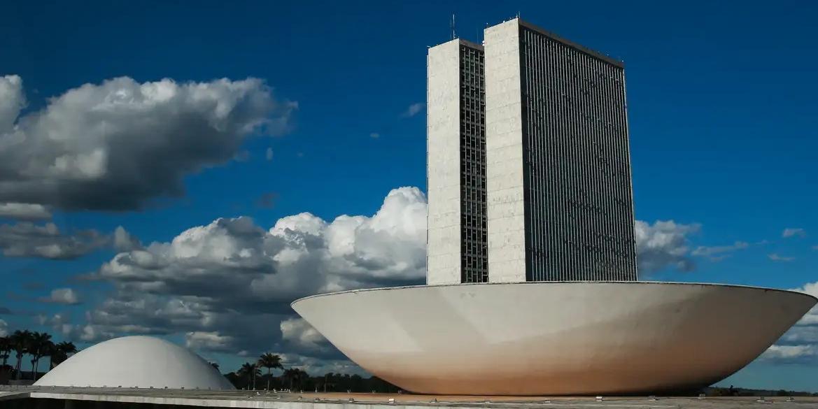 A cúpula  maior, voltada para cima, abriga o Plenário da Câmara dos Deputados. (Marcello Casal Jr Agência Brasil)