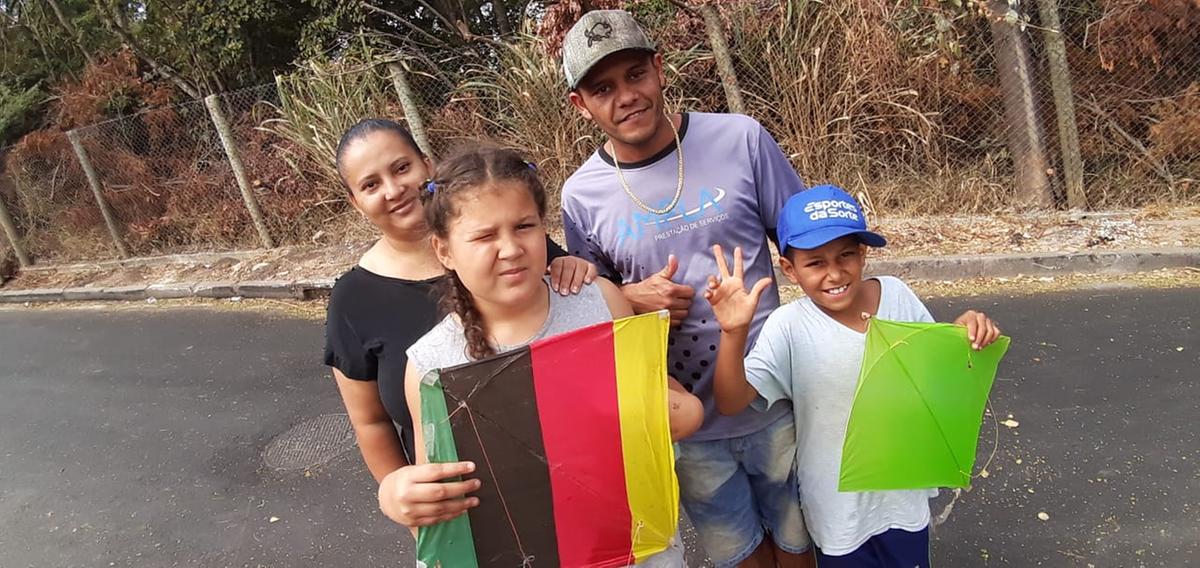 Adriano com Ana Paula, Isabely 9 anos e o Kenedy tb de 9 anos (Maurício Vieira / Hoje em Dia)