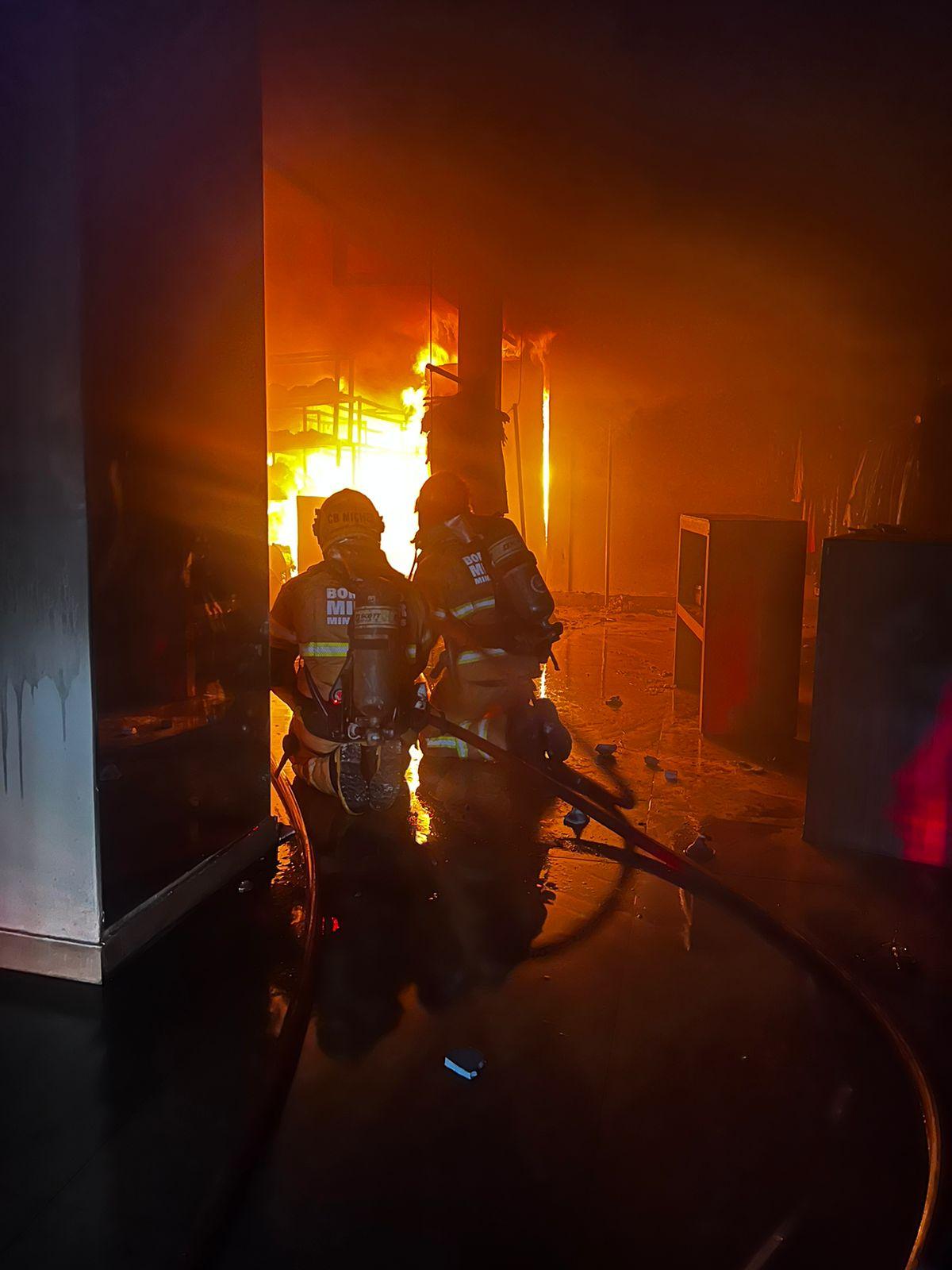 Incêndio em uma loja de roupas na rua Mato Grosso, no Barro Preto (Divulgação / CBMMG)