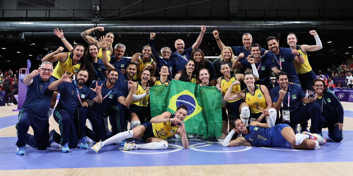 Jogos Olímpicos Paris 2024 - Vôlei - A selecao brasileira comemora ponto na partida pelo bronze (Miriam Jeske/COB.)