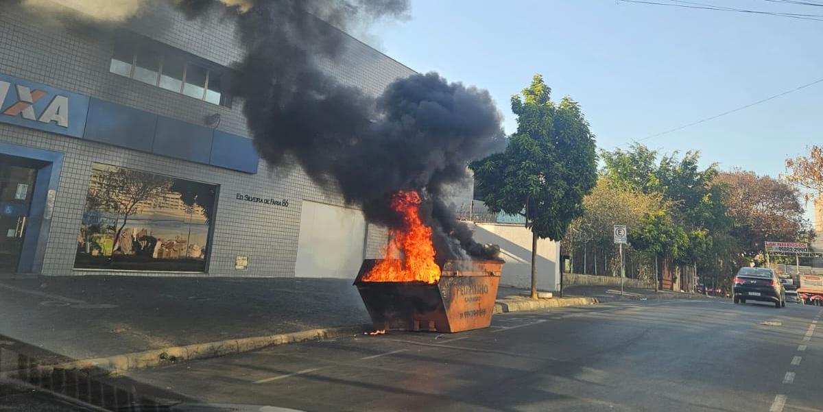 Fogo em caçamba de lixo no bairro Cidade Nova (Hoje em Dia)