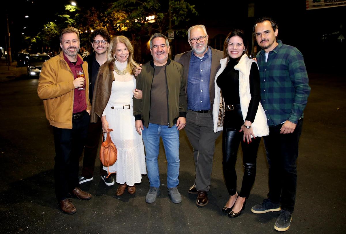 Lu Pereira, entre os amigos, Murilo Rocha, Lucas Ragazzi, Rosália Dayrel, Ana Luísa Faria,Orion TeixeiraeAlex Capela ()