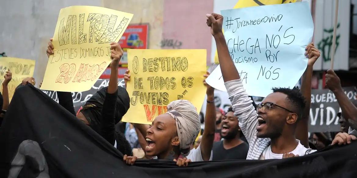 Em ato Contra o Genocídio da Juventude Negra, manifestantes protestam contra a morte de cinco jovens negros por PMs no último sábado (28), em Costa Barros, na zona norte (Tomaz Silva/Agência Brasil)