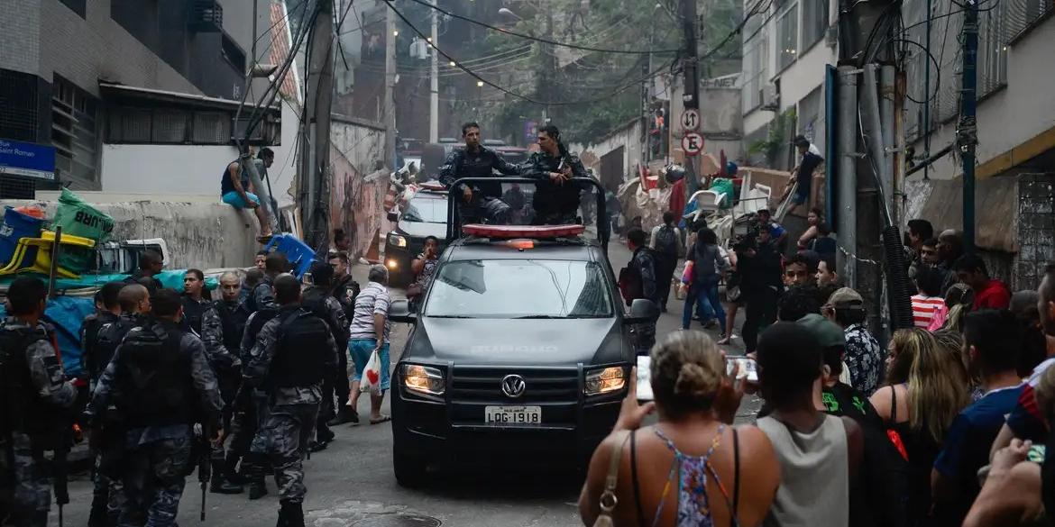 Operação policial após ataques às bases das Unidades de Polícia Pacificadora (UPP) nas comunidades do Cantagalo e Pavão-Pavãozinho, em Copacabana (Fernando Frazão/Agência Brasil)