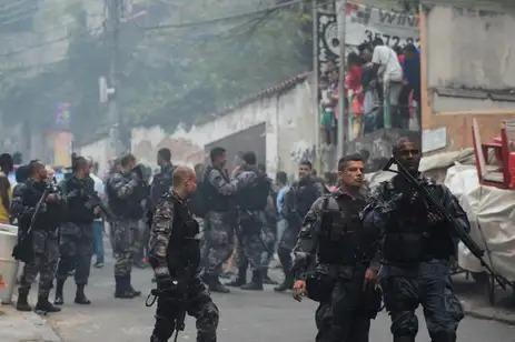 Operação policial após ataques às bases da UPP no Cantagalo e Pavão-Pavãozinho, em Copacabana (Fernando Frazão/Agência Brasil)