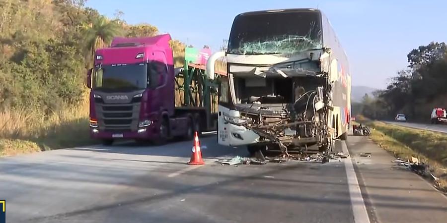 Frente do veículo de viagem ficou completamente destruída (Reoprodução/TV Globo)