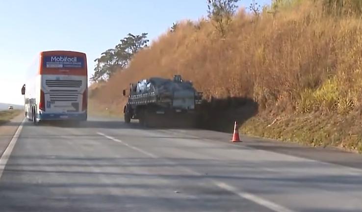 Caminhão estava carregado com blocos de construção civil. O para-brisa do ônibus ficou preso na traseira do veículo de carga