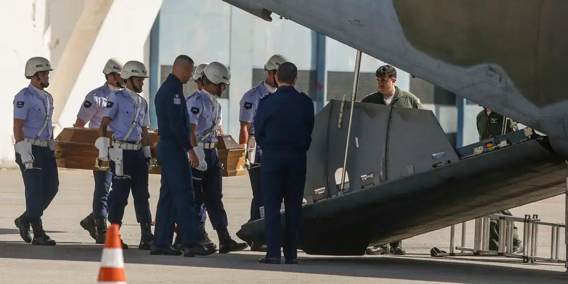 Força Aérea Brasileira faz transporte das urnas funerárias de vítimas do acidente (Paulo Pinto/Agência Brasil)