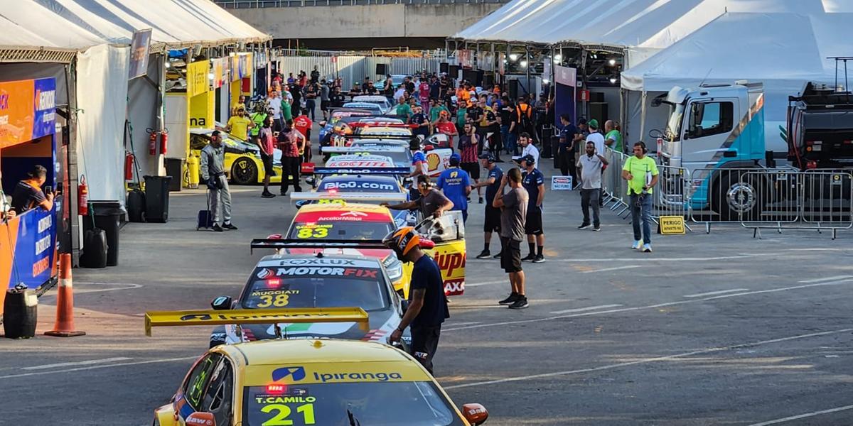 Pilotos alinhados para primeira volta no circuito de BH (Maurício Vieira / Hoje em Dia)