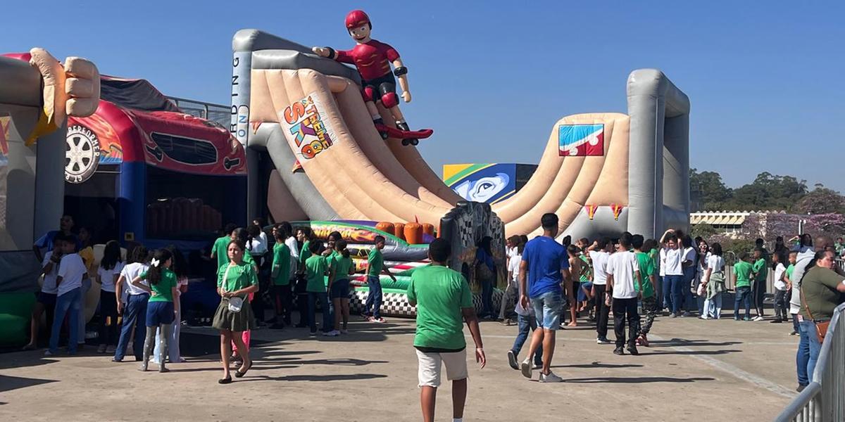 Esplanada atrai crianças e adolescentes na sexta-feira de Stock Car (Fernando Michel / Hoje em Dia)