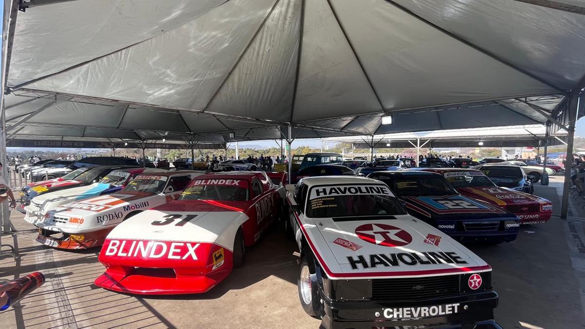 Carros antigos da Stock Car em exposição no Mineirão (Fernando Michel / Hoje em Dia)