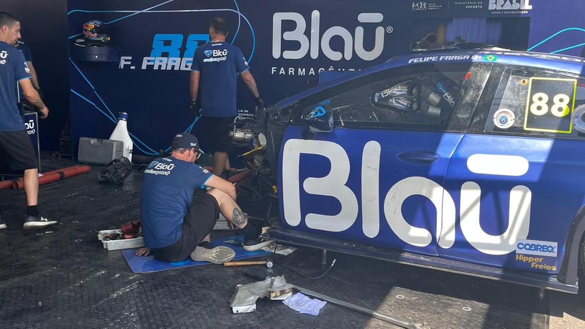 Equipe de Felipe Fraga trabalha para deixar carro apto para segunda sessão de treinos (Fernando Michel / Hoje em Dia)