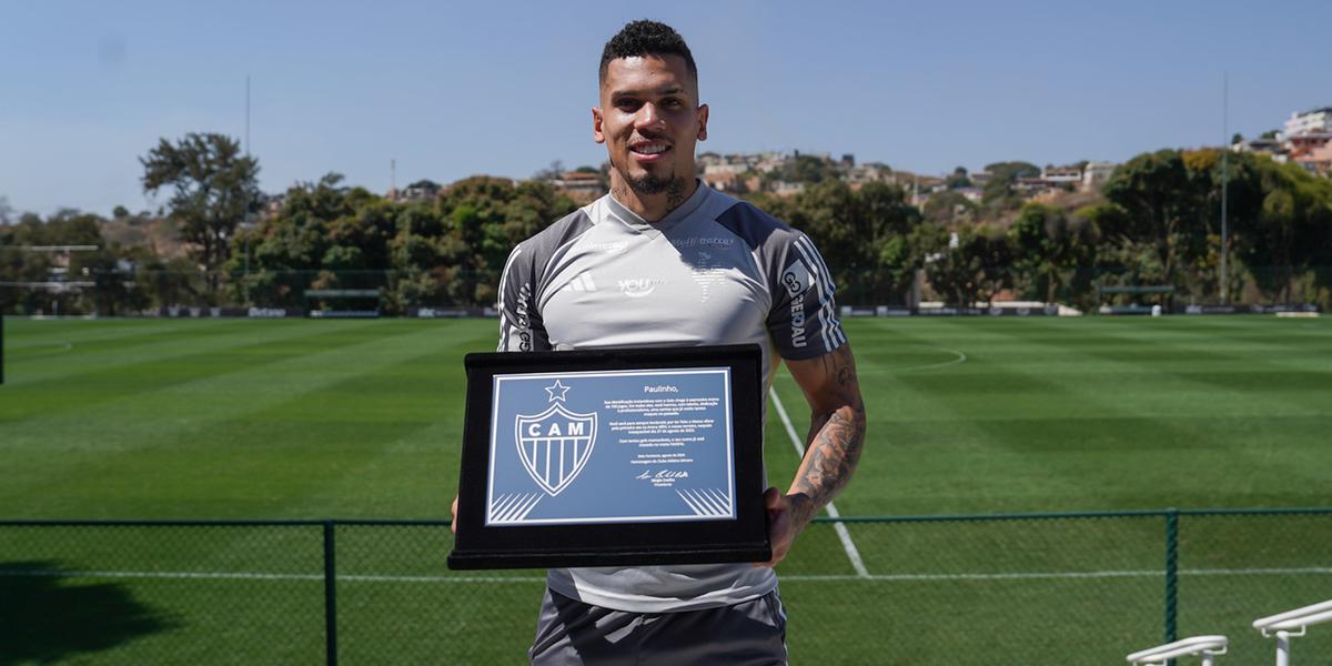 Paulinho recebe placa pelos 100 jogos com a camisa alvinegra (Daniela Veiga / Atlético)