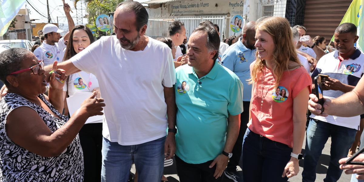 Tramonte, Kalil e Luísa Barreto fizeram uma caminhada pelo aglomerado Morro do Papagaio (Rodrigo Lima/Divulgação)