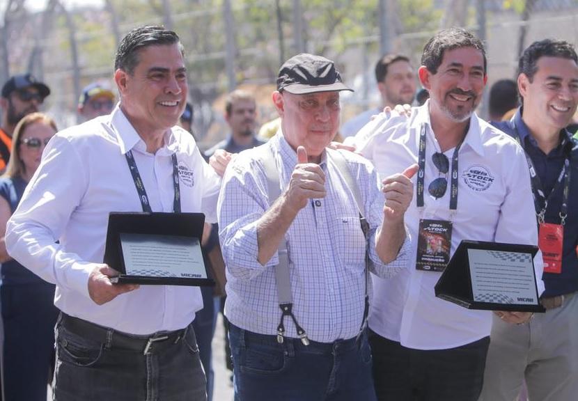 Toninho da Matta é homenageado antes da largada da Stock Car-BH (Fernando Michel / Hoje em Dia)