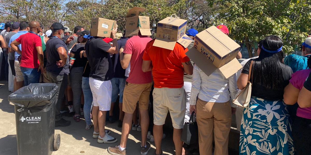 Papelão é a alternativa para fugir do sol nas arquibancadas da Stock Car (Bernardo Haddad)