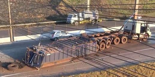 Carreta tomba e interdita anel rodoviário em BH (Reprodução /TV Globo)